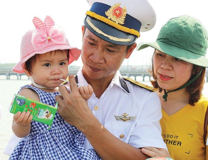 Cán bộ Hải quân Vùng 2 bịn rịn chia tay vợ con ra nhà giàn