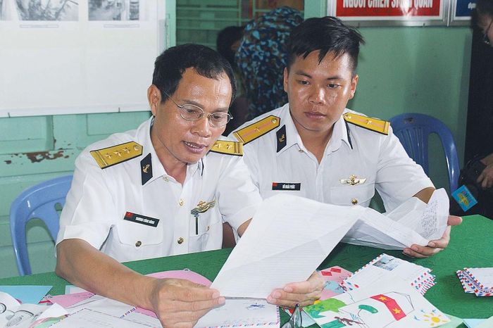 Đọc thư đất liền trên nhà giàn những ngày giáp Tết Canh Tý