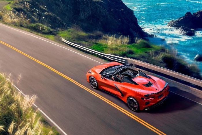 Lý giải cho sự thay thế mui vải, kỹ sư trưởng của Corvette, Tadge Jeuchter cho biết:” quyết định đã được đưa trong việc thay thế mui vải thành dạng mui cứng có thể thu vào được vì “mui vải đang bắt đầu làm chiếc xe trông cũ đi”.