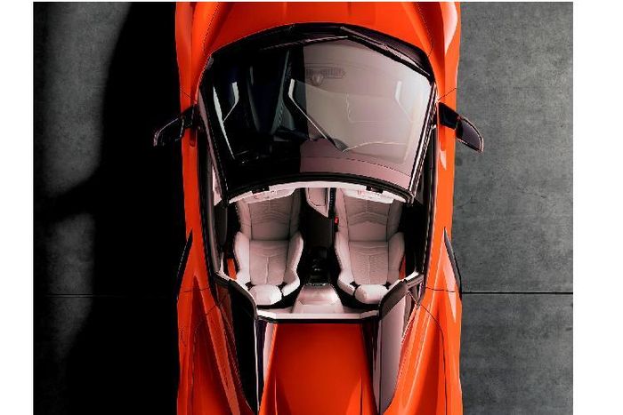 Trên mẫu C8 Convertible hoàn toàn mới này, phần mui xe vải trên những phiên bản cũ đã được thay thế bằng dạng mui mới, đó chính là phần mui cứng có thể đóng mở linh hoạt, tiện lợi.