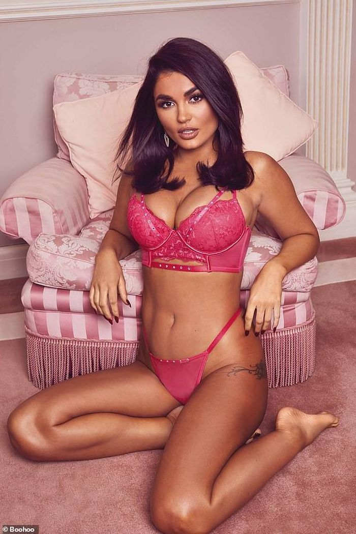 India Reynolds vừa trở thành đại diện thương hiệu của Boohoo và đây là những mẫu nội y trong chiến dịch quảng cáo dịp Lễ tình nhân (14/2) của hãng này.