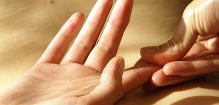 Ngón tay cái có liên quan tới phổi nên khi nhìn vào ngón tay cái, bạn cũng có thể biết được phổi đang khỏe hay yếu. Nếu ấn ngón tay cái trên da và để lại vết lõm, khó đàn hồi trở lại thì đây có thể là dấu hiệu phổi đang bị tổn thương. Ảnh minh họa: Internet