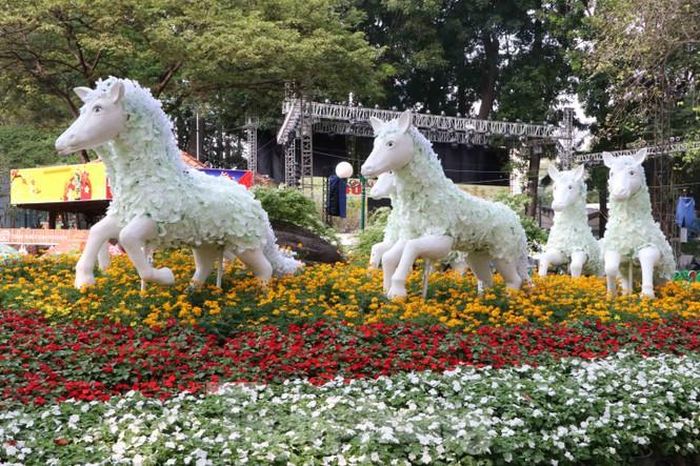 Bên trong, nhiều con giáp của các năm được trang trí bắt mắt.