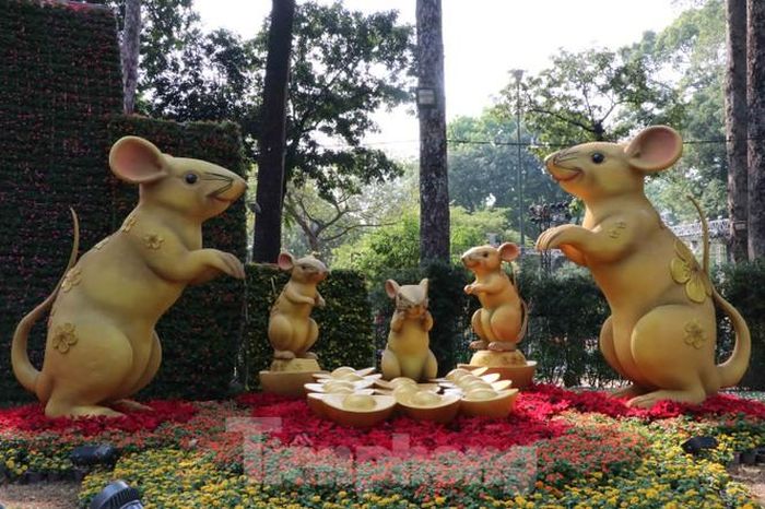 Ngay cổng chính hội hoa xuân la gia đình chuột vàng xum vầy.