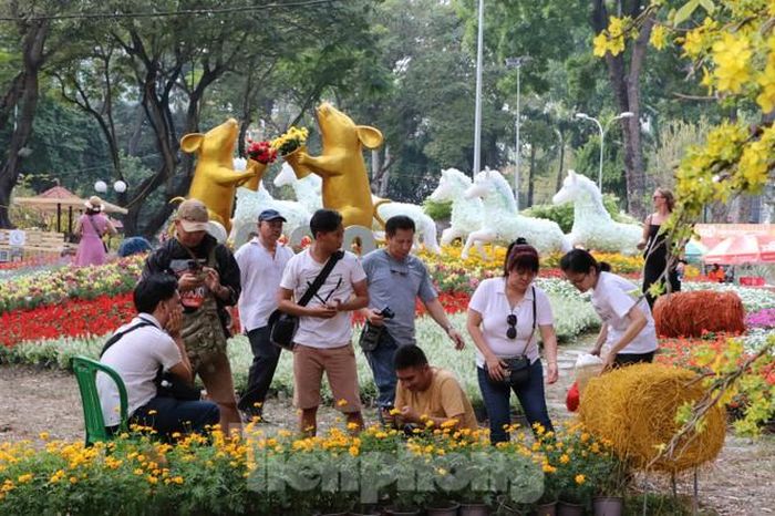 Người dân TPHCM thích thú với những linh vật được tạo hình độc, lạ.