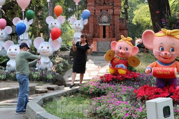 Hội hoa xuân cũng là nơi để các cặp đôi đến hẹn hò, chụp hình lưu niệm.