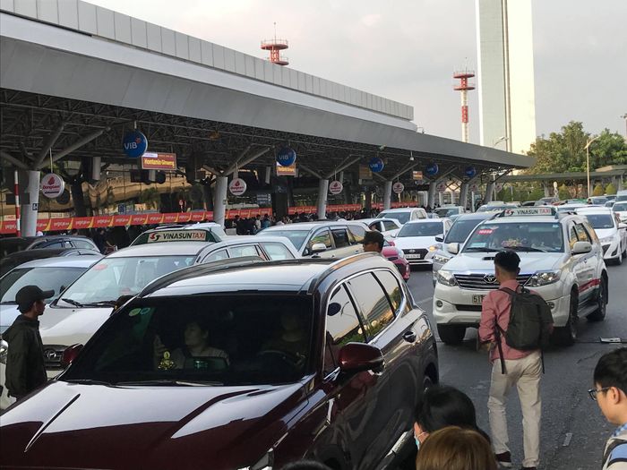 Không chỉ bên trong nhà ga, bên ngoài đường dẫn vào cũng đông nghẹt ô tô đưa tiễn người đi máy bay.