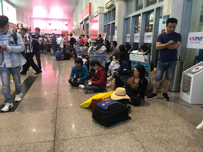 Bên cạnh đó, những ngày cao điểm tết, sân bay khuyến cáo người dân nên đến trước 3-4 tiếng nên lượng người ngồi đợi càng đông.