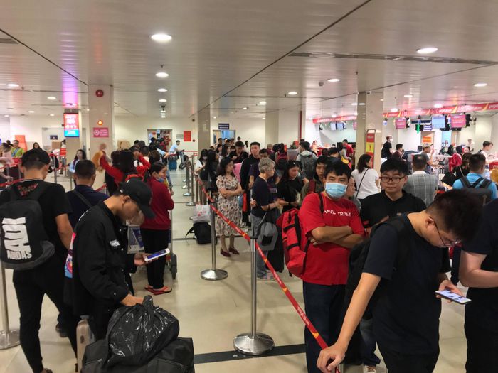 Ngày 28 Tết được đánh giá là ngày cao điểm nhất của sân bay Tân Sơn Nhất khi có gần 1.000 chuyến bay đến và đi phục vụ người dân.