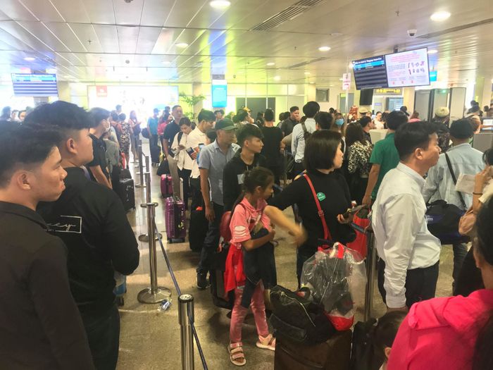 Ngày 22/1 (28 Tết), hàng vạn người dân đã đến sân bay Tân Sơn Nhất để về quê ăn Tết.