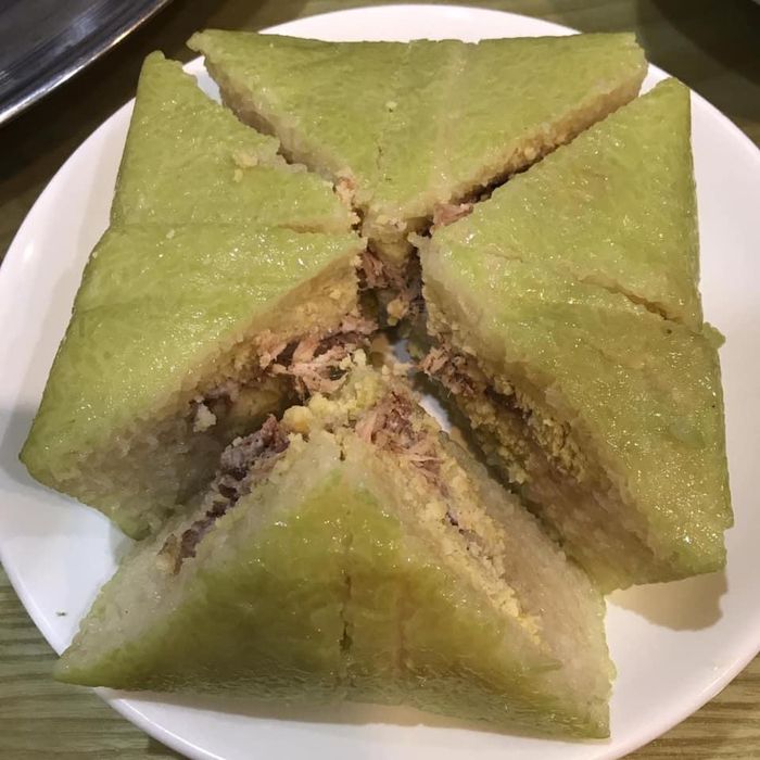 Năm nay ngoài bánh chưng nhân thịt, bánh chưng chay, bánh ngũ sắc... cũng đặc biệt hút khách