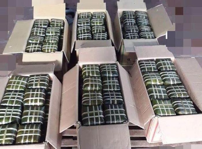 Hàng trăm chiếc bánh chưng được xếp hàng thùng carton để giao cho khách ở những tỉnh xa