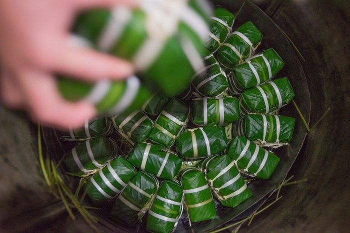 Bánh chưng gói xong được xếp vào nồi luộc đã kịp giao cho khách