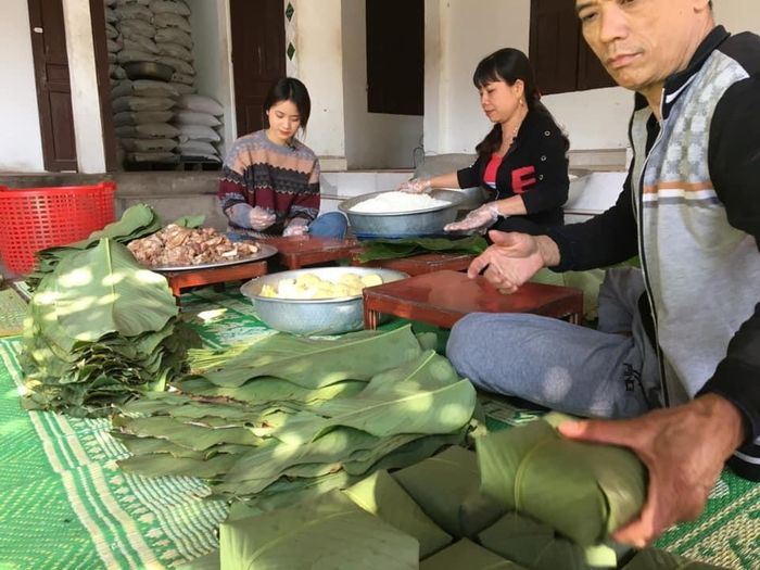 Để làm được lượng bánh chưng khổng lồ này anh phải huy động tới 25 lao động