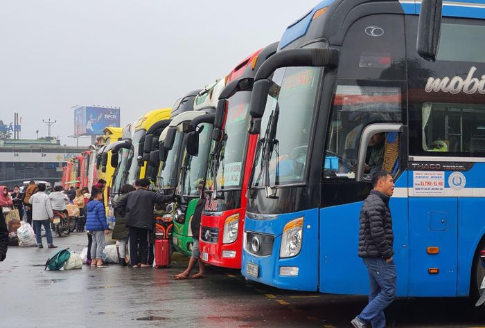 Xe khách hoạt động liên tục trong ngày.
