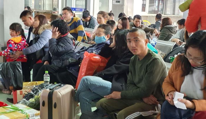 Rất đông hành khách ngồi đợi trong khu vực nhà chờ Bến xe Nước Ngầm.