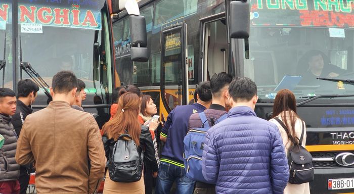 Đông hành khách xếp hàng chờ lên xe tại bến xe Nước Ngầm.
