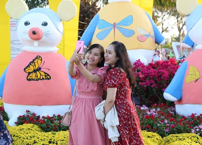 Đôi bạn trẻ cùng nhau chụp hình trong những ngày cận Tết để lưu giữ những kỷ niệm. (Ảnh: Duy Quan).