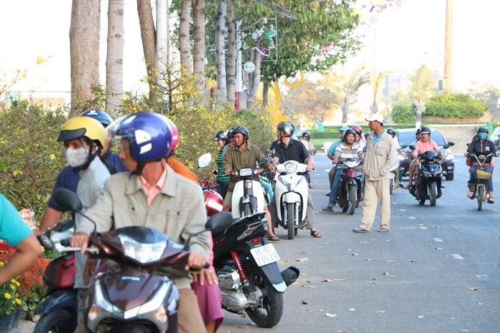 Dòng người tấp nập đi thưởng ngoạn, mua sắm ngày Tết tạo nên không khí rộn ràng của mùa xuân. (Ảnh: Duy Quan).