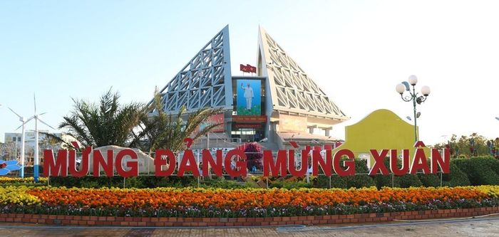Một mùa xuân nữa lại về. Dọc các tuyến phố tại Ninh Thuận rực rỡ sắc đỏ, vàng… Những khẩu hiệu chào xuân mới được trang hoàng bắt mắt trên các tuyến đường. (Ảnh: Duy Quan).