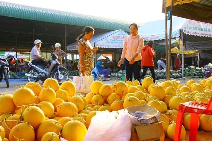 Dưa hấu vàng được nhiều khách hàng chọn mua chưng Tết