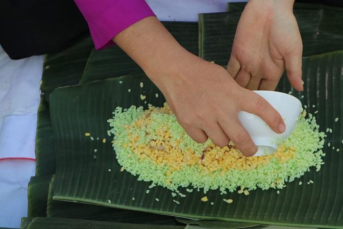 Khéo léo trong từng công đoạn.