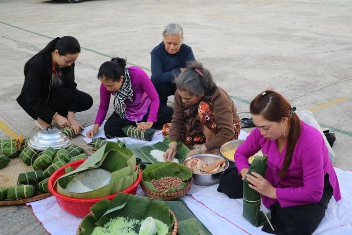 Chị em phụ nữ gói bánh để hỗ trợ phụ nữ nghèo,