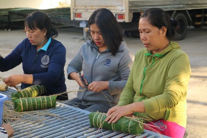Hoàn thành công đoạn gói bánh.