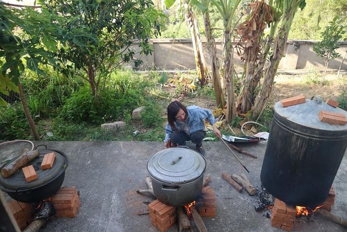 Công đoạn luộc bánh.