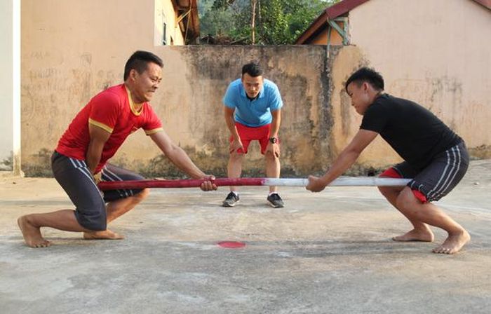 Những chàng trai chân đất tập đẩy gậy ở sân Nhà văn hóa thôn Cửa Suối.