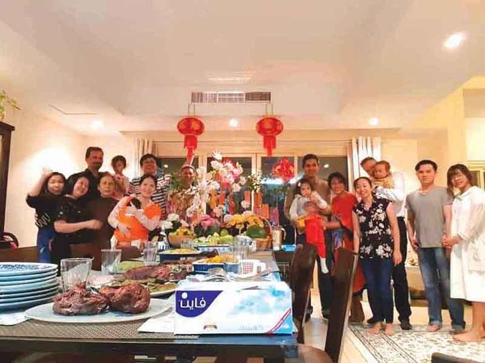  Gia đình anh Nguyễn Thanh Hải (thứ 4, hàng thứ 2 từ trái sang) cùng đón tết với bạn bè Việt Nam và nước ngoài ở Dubai 