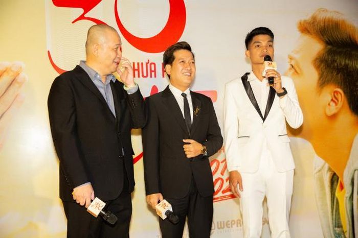 Đạo diễn Quang Huy bên cạnh Trường Giang và Mạc Văn Khoa.