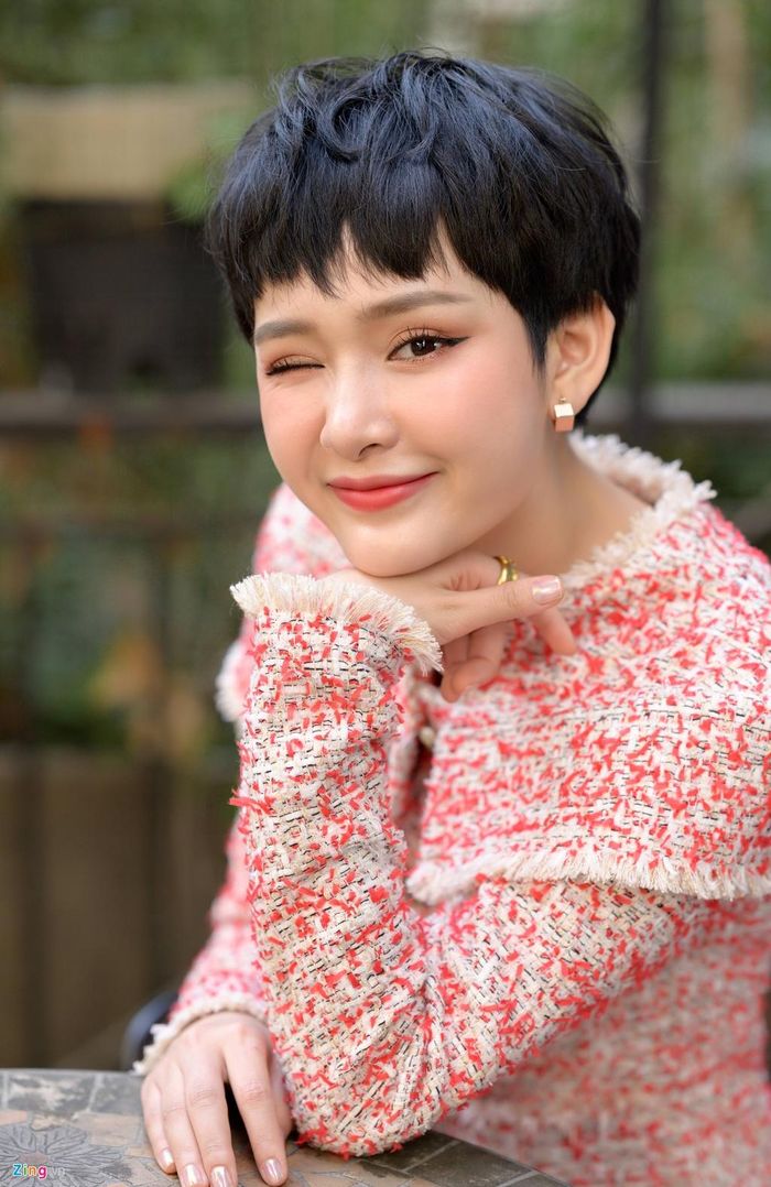  Về chuyện tình cảm, giọng ca sinh năm 1997 chia sẻ cô vẫn là người độc thân và muốn tập trung cho âm nhạc. Ngoài Bùi Anh Tuấn, cô ít có bạn thân trong showbiz. 