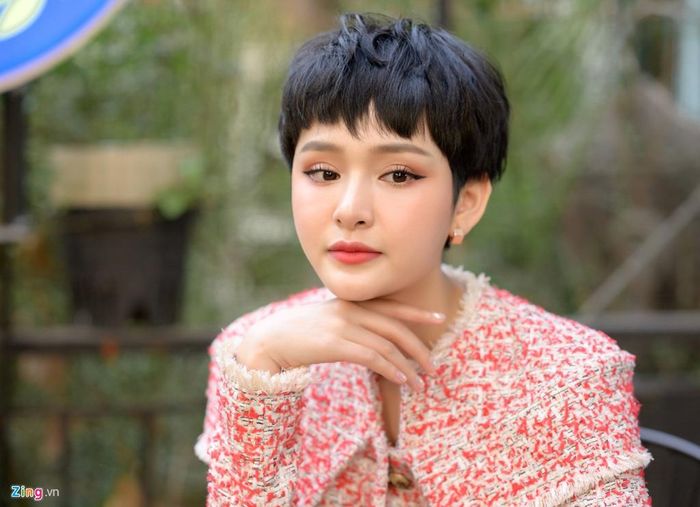  Nữ ca sĩ thừa nhận cô là người đơ, nhạt và khả năng phản xạ kém. "Đơ nhưng dễ nhìn chứ không vô duyên. Tôi nói chuyện lắp bắp, dễ bị lúng túng và đang cố gắng cải thiện bằng cách đọc sách. Tuy nhiên, đó là con người của mình nên phải chấp nhận", cô nói. 