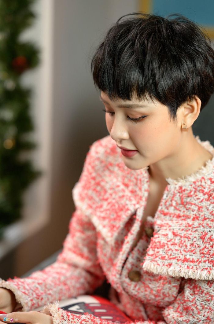  Sở hữu ngoại hình xinh đẹp và lôi cuốn nhưng Hiền Hồ không tự tin về ngoại hình của mình. Nữ ca sĩ cho biết cô có tính cách khá con nít và thiếu sự lôi cuốn. "Tôi không quan tâm phải yêu đại gia. Tuy nhiên, nếu có đại gia nào đó che chở và bảo vệ mình thì tốt. Nhưng mọi người nhìn tôi đi, thiếu quyến rũ như thế này, đại gia nào mà để ý", cô vui vẻ chia sẻ. 
