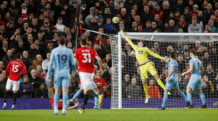  Tuy nhiên hàng thủ Burnley chơi lùi sâu, do đó các cơ hội của MU không quá nguy hiểm. Lần lượt Juan Mata, Anthony Martial và Daniel James có những pha dứt điểm trong vòng cấm nhưng không vượt qua được hậu vệ hay thủ môn Burnley. 