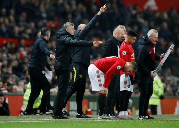  Để đối thủ dẫn trước 2 bàn, HLV Solskjaer cũng không có phương án nào để thay đổi cục diện. Ông tung Luke Shaw, một hậu vệ cánh, và Jesse Lingard, một cầu thủ đã mất phong độ, vào sân với hy vọng có bàn gỡ trong những phút tiếp theo. 