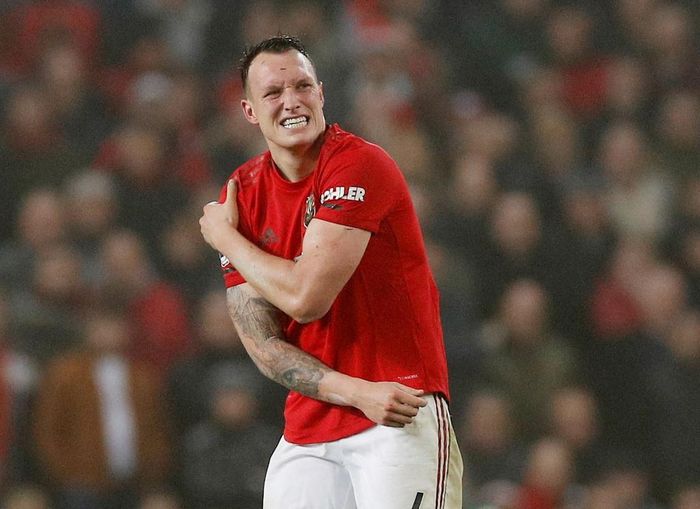  Hình ảnh Harry Maguire bị rách áo hay Phil Jones ôm tay đau đớn là những dấu ấn lớn nhất của MU trước Burnley, thay vì các bàn thắng hay những pha bóng đẹp. Chung cuộc, MU để đối thủ giành 3 điểm trên sân Old Trafford dù cầm bóng 73% và dứt điểm tới 24 lần. 
