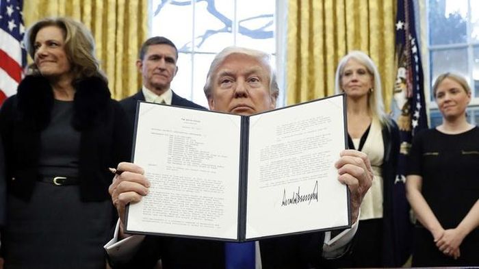 Tổng thống Trump công bố sắc lệnh áp đặt lệnh cấm di chuyển đối với công dân một số nước. Ảnh: AP.
