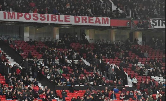 Các cổ động viên Man United bỏ về sớm và để lại những dãy ghế trống trên sân Old Trafford. Ảnh: Telegraph.