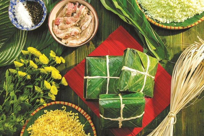 Từ khoảng giữa tháng Chạp, nhiều nhà đã chuẩn bị đậu xanh, lá dong, gạo nếp và tất bật chẻ lạt gói bánh chưng. Nguyên liệu của món bánh ngày Tết khá cầu kỳ, tăng giảm tùy thuộc vào đặc trưng mỗi vùng đất nhưng nhất định không thể thiếu gạo nếp, đậu xanh và thịt heo. Nếu bánh chưng là nét văn hóa lâu đời của người miền Bắc, bánh tét lại được người dân miền Nam chuộng hơn. Người miền Trung dùng cả bánh chưng và bánh tét, tùy theo khu vực. Ảnh: Oriental Tours.