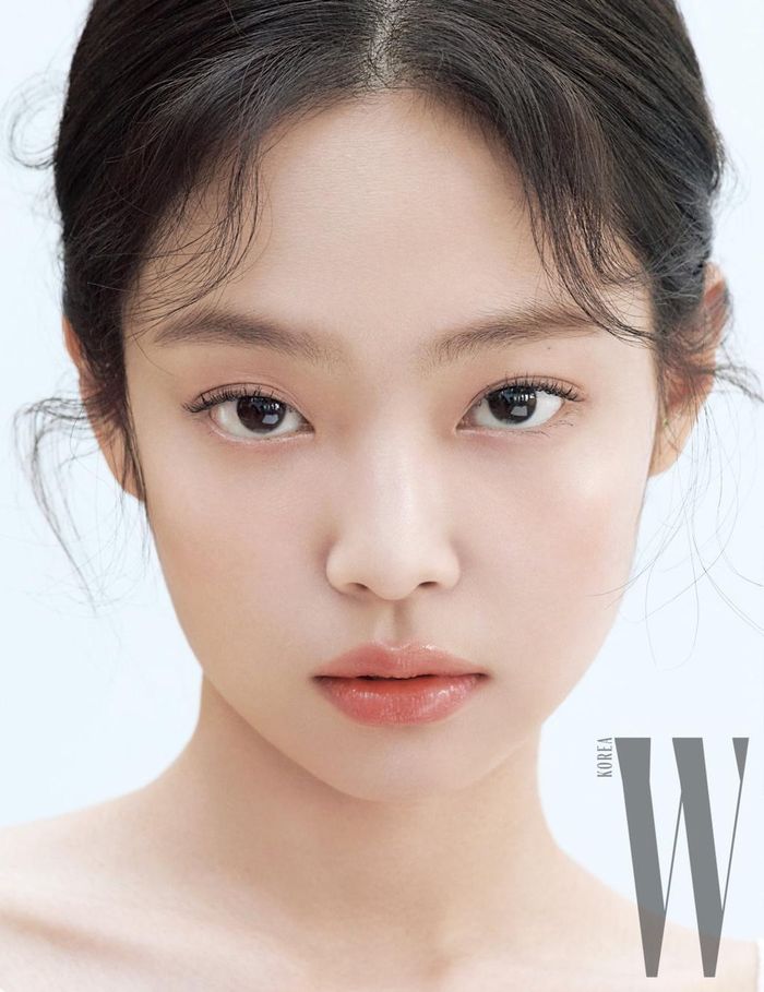  Chỉ với lớp trang điểm nhẹ nhàng, Jennie được khen ngợi về nhan sắc tự nhiên và gương mặt vừa toát lên vẻ ngây thơ vừa mang nét cuốn hút độc lạ. Nữ rapper nhóm Black Pink một lần nữa trở thành trend-maker (người tạo xu hướng) với kiểu trang điểm tông màu cam hồng nhẹ nhàng, thiên về sự tự nhiên từ lớp nền, màu mắt đến son môi, má hồng. 