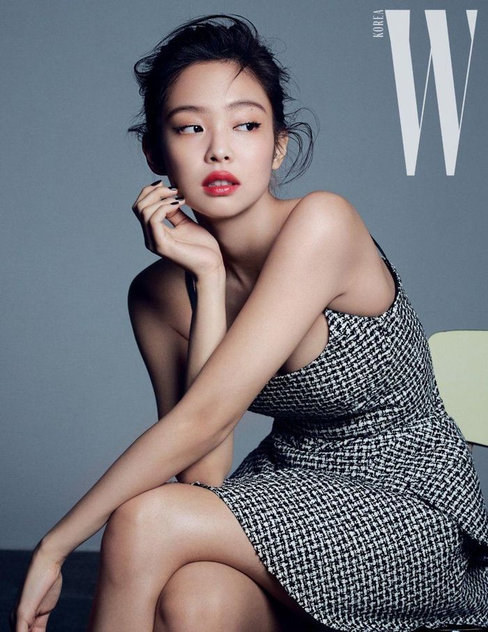 Với phong cách girlcrush cá tính, Jennie vẫn toát ra nét sang chảnh đặc trưng. Xuất hiện trong thiết kế của Alexander Wang, Jennie khéo khoe vòng một vừa gợi cảm nhưng vẫn kín đáo.