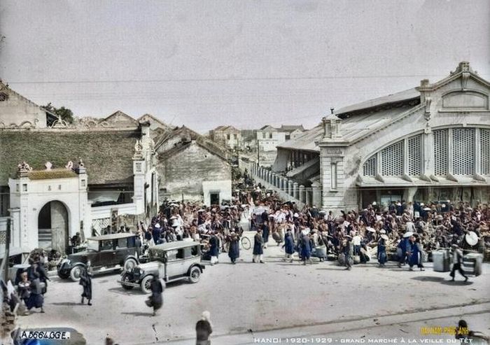  Bộ ảnh gốc có tên "Le Têt à Hanoi Février 1920-1929". Hiện, Âu Minh chưa tìm ra tác giả của bộ ảnh. 