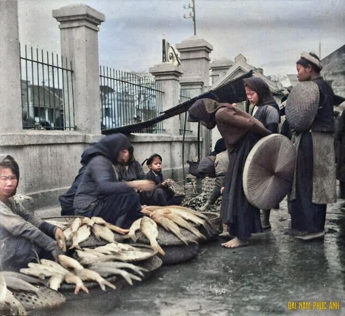  Ngoài bộ ảnh Tết Hà Nội cách đây 100 năm, Âu Minh còn phục chế nhiều bộ ảnh cổ khác. Đam mê lịch sử và những hình ảnh ngày xưa, cộng thêm kiến thức về đồ họa, xử lý hình ảnh, 9X quyết định lập trang trên mạng xã hội để đăng tải và chia sẻ hình ảnh được phục chế màu. 