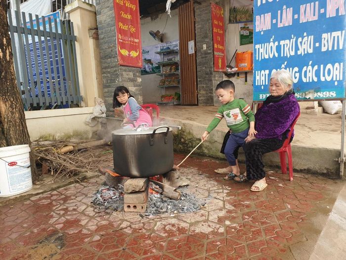  Bà cháu trông nồi bánh chưng