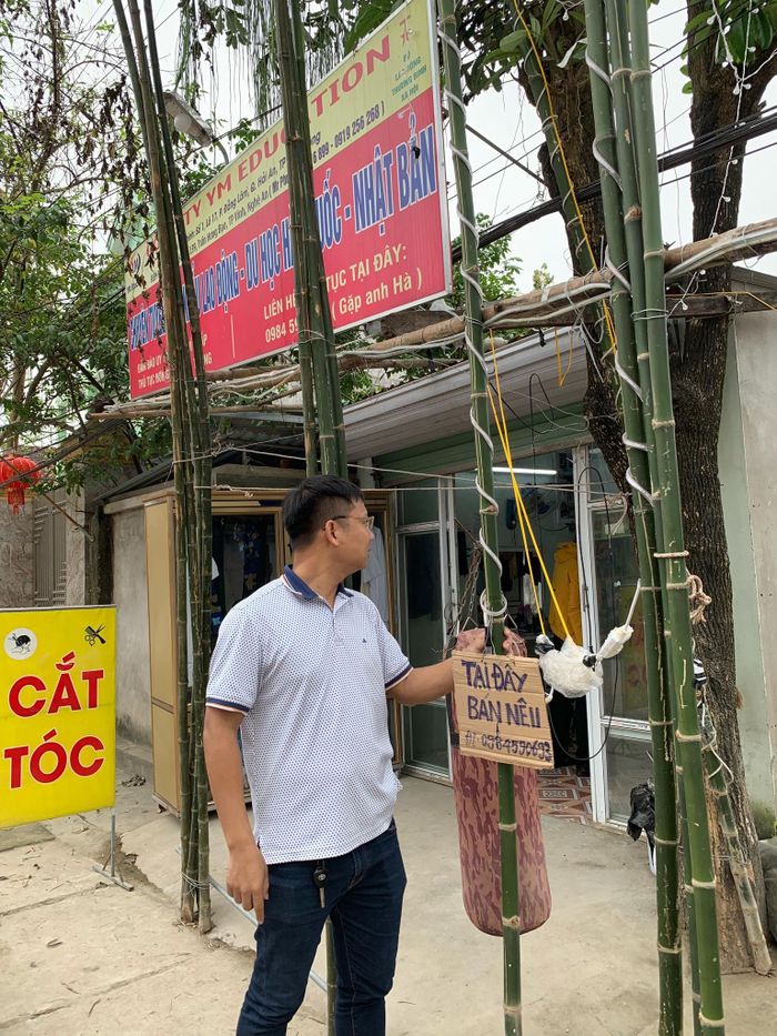 Với các gia đình không tự làm được cây nêu, các dịch vụ bán cây nêu cũng ra đời đáp ứng nhu cầu của người dân