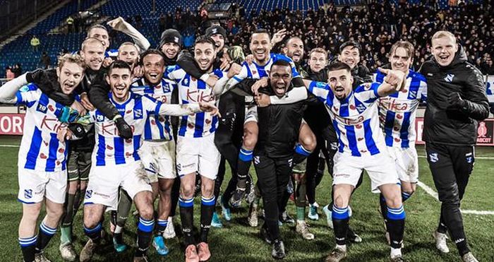 Văn Hậu cùng Heerenveen ăn mừng khi giành vé vào tứ kết cúp Quốc gia Hà Lan