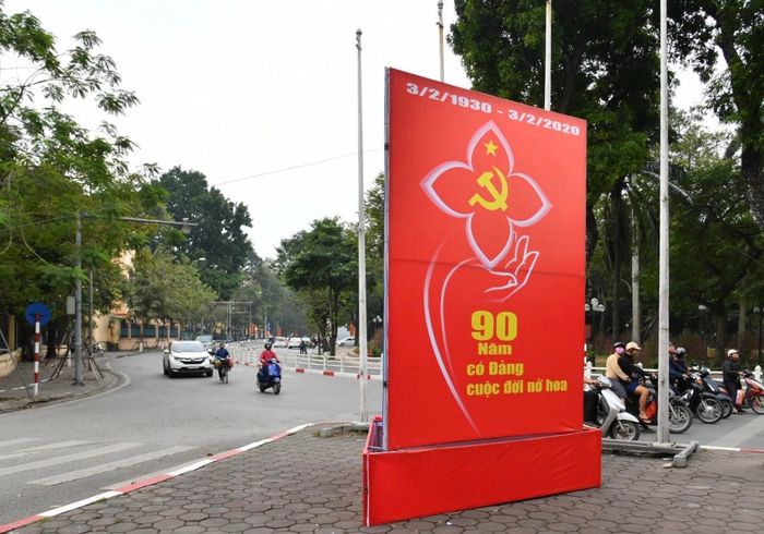 Pano mừng 90 năm thành lập Đảng được đặt tại nhiều vị trí trung tâm thành phố.