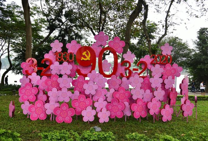 Mô hình những bông hoa đào được kết thành biểu tượng 90 năm ngày thành lập Đảng (3-2-1930 - 3-2-2020).